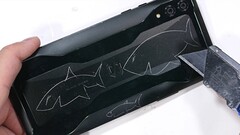 Video Durability Test von JerryRigEverything: Black Shark 2 mit individuellen Verzierungen..