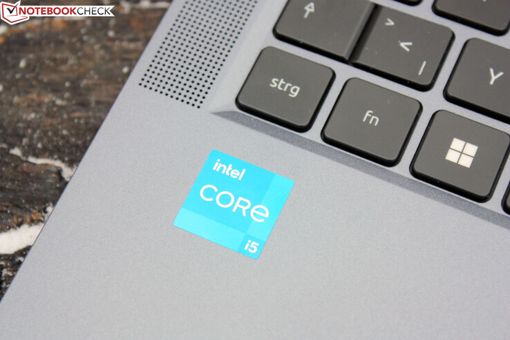 Mit dem Core i5-1335U wird ein unauffälliges Raptor-Lake-U-SoC von Intel genutzt.
