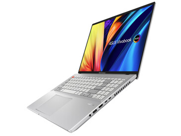 Das Vivobook Pro 16X in silber von der Seite (Bild: Asus)