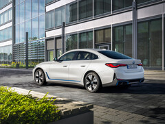 Der BMW i4 eDrive40 verfehlt seine offizielle WLTP-Verbrauchsangabe im Reichweiten-Test auf der Autobahn nur knapp (Bild: BMW)