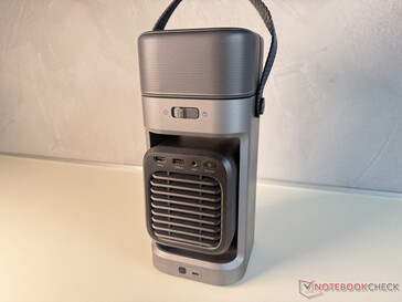 Rückseite mit USB-C (unten) für Strom sowie HDMI und Co im ausgeklappten Zustand