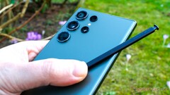 Das Samsung Galaxy S24 Ultra soll einen neuen 5x Button in der Kamera-App erhalten und mit minimal leichterem Titan-Gehäuse aufwarten.