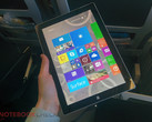 Der späte Nachfolger des Surface 3 (hier im Bild) als Konkurrenz zu iPads und Chromebooks.