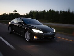Ältere Tesla Model S Elektrofahrzeuge brauchen nach der UMTS-Abschaltung in den USA ein Modem-Upgrade (Bild: Jp Valery)