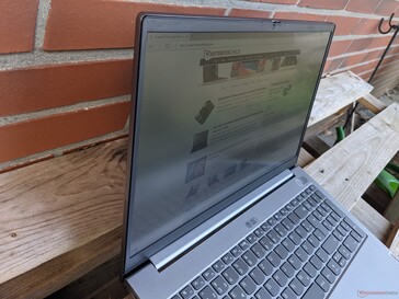 Lenovo ThinBook 15 Gen2 im Außeneinsatz (sonniger Tag, im Schatten)