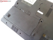 Ein gummierter Standfuß wurde am Akku selbst angebracht.