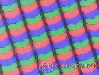 Die Körnung ist zwar gering, dafür sind die PPI für einen 18-Zoll-Laptop mit 1.200p recht gering, sodass die Bildinhalte weniger scharf als auf anderen Gaming-Laptops wirken