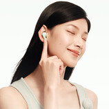 Die Redmi Buds 8 kosten in China umgerechnet etwa 30 EUro. Im Bild: Ein Promo-Bild der Ear Buds beim Tragen. 
