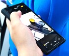Ein vermeintlicher Xiaomi 13 Ultra Spyshot im öffentlichen Nahverkehr facht Spekulationen zu einer Version mit Filtergewinde an. (Bild: Weibo)