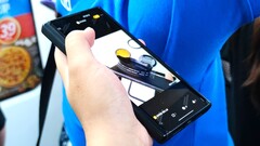 Ein vermeintlicher Xiaomi 13 Ultra Spyshot im öffentlichen Nahverkehr facht Spekulationen zu einer Version mit Filtergewinde an. (Bild: Weibo)
