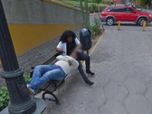 Mann erkennt seine Ehefrau auf Google Street View.