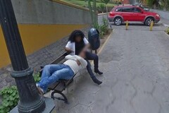 Mann erkennt seine Ehefrau auf Google Street View.
