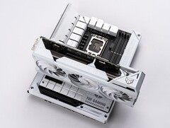 Asus versorgt die Grafikkarte über einen Port am Mainboard mit Strom. (Bild: Asus)