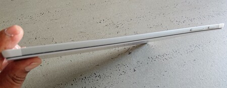 Im Surface Pro 6 mag zwar ein Quad-Core stecken, das 8,5 mm dicke Gehäuse reicht zur passiven Kühlung aber aus (Bild: Notebookcheck)