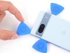 Google verkauft ab sofort Original-Ersatzteile für das Pixel 7a. (Bild: iFixit)