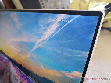 Die Webcam befindet sich trotz der schmalen Einfassungen am oberen Rand