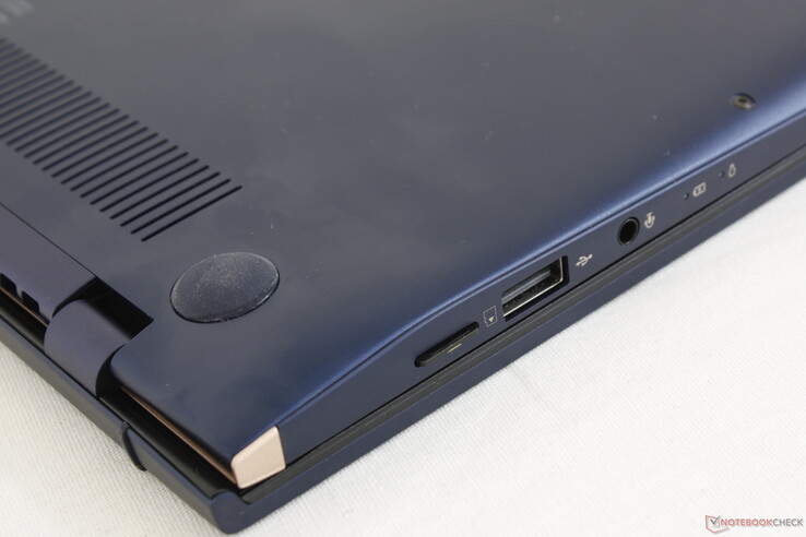 Vollständig eingesetzte MicroSD-Karte steht zum einfachen Auswerfen leicht hervor