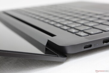 Deckel bis zu einem maximalen Winkel von ~175 Grad geöffnet