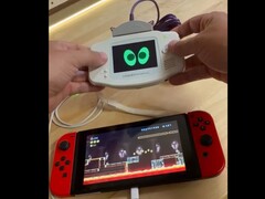 Im Bild: Ein Modder, der das Link-Kabel des Nintendo Game Boy Advance benutzt, um den GBA als Controller für die Nintendo Switch zu verwenden.