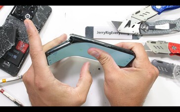 Auch das OnePlus 10T lässt sich recht leider auseinanderbrechen.
