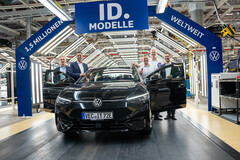 Volkswagen Werk Emden: Im August 2025 feierte der Autokonzern noch die Auslieferung des 1,5-millionsten vollelektrischen ID. Modells, einen VW ID.7 Tourer Pro. Jetzt stehen weltweit zehntausende Jobs auf der Kippe.