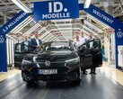 Volkswagen Werk Emden: Im August 2025 feierte der Autokonzern noch die Auslieferung des 1,5-millionsten vollelektrischen ID. Modells, einen VW ID.7 Tourer Pro. Jetzt stehen weltweit zehntausende Jobs auf der Kippe.