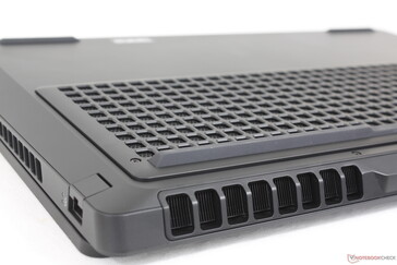 Zahlreiche Lüftungsgitter an der Rückseite, den Seiten und der Unterseite des Gehäuses