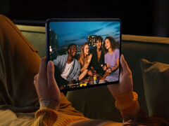 Das Oppo Pad 5 fasst sein 12,1-Zoll-Display mit relativ schmalen Bildschirmrändern ein