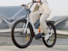 Engwe P275: E-Bike mit Mittelmotor und Kettenschaltung bringt umfangreiche Ausstattung mit