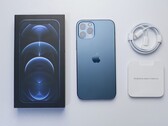 Das Apple iPhone 12 und das iPhone 13 werden ohne Ladegerät oder Ohrhörer ausgeliefert. (Bild: Salman Majeed)