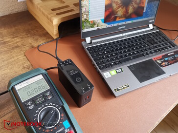 Baseus-Verbrauchsanzeige schwankt stark, Multimeteranzeige hingegen deutlich weniger stark