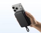 Die neue Xiaomi-Powerbank kann dank Qi 2.2 magnetisch am Smartphone befestigt werden und dieses kabellos aufladen