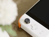 Aya Neo bietet seinen nächsten Gaming-Handheld auch in Weiß mit Farbakzenten in Orange an. (Bild: Aya Neo)