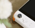 Aya Neo bietet seinen nächsten Gaming-Handheld auch in Weiß mit Farbakzenten in Orange an. (Bild: Aya Neo)