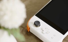 Aya Neo bietet seinen nächsten Gaming-Handheld auch in Weiß mit Farbakzenten in Orange an. (Bild: Aya Neo)