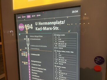 194: Hier kann man sich tagsüber den Fahrplan fast sparen. Ein Bus fährt alle 8-12 Minuten. Interessant: Montags fährt ein Bus eine Minute früher, das braucht extra Zeilen.