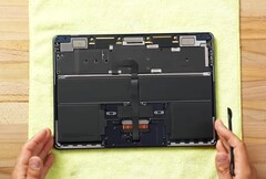 Das Apple MacBook Air widmet einen Großteil des Volumens dem Akku, etwa ein Drittel der Fläche wird für das Mainboard genutzt. (Bild: Max Tech)