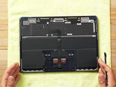 Das Apple MacBook Air widmet einen Großteil des Volumens dem Akku, etwa ein Drittel der Fläche wird für das Mainboard genutzt. (Bild: Max Tech)