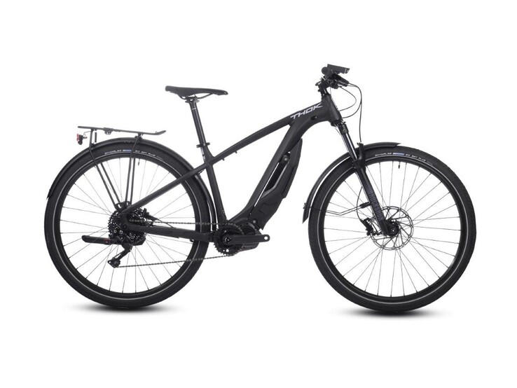 Thok bietet ein Tourer-Kit an, das beinhaltet Schutzbleche, Beleuchtung, Gepäckträger, Seitenständer und asphalttaugliche Bereifung.