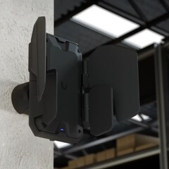 Der U7 Industrial verfügt über flügelartige Paneele, die Funksignale abschirmen und gezielt bündeln