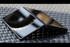 Das Axon M von ZTE soll noch dieses Jahr als eine Art horizontales Klapphandy erscheinen.