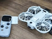 Die DJI Neo 3 neben ihrer RC-Mini-Fernsteuerung, von rechts nach links.