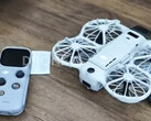 Die DJI Neo 3 neben ihrer RC-Mini-Fernsteuerung, von rechts nach links.