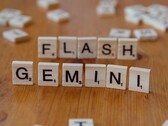 Holzbuchstaben auf einem Tisch bilden das Wort Gemini