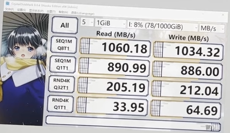 CrystalDiskMark-8-Ergebnisse aus dem Live-Video von Dockcase. Die Ergebnisse zeigen, dass das Gehäuse USB-3.2-Gen 2-Geschwindigkeiten vollständig unterstützt. (Bild über Dockcase)