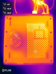 Minisforum MS-A2 beim Stresstest (Unterseite)