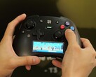 Auf der Gamescom ausprobiert: Dieser Controller kommt mit Display, Betriebssystem und Raspberry Pi-Chip