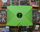 Eine grün gefärbte Xbox mit 10 abgebildeten Retro-Xbox-Titeln.
