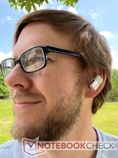 Die Between 3ANC sind komfortabel, stehen aber etwas aus dem Ohr heraus