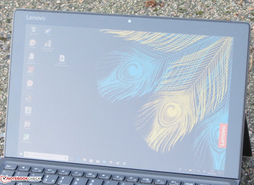 Das Miix 520-12IKB im Freien (fotografiert im Schatten bei strahlendem Sonnenschein)